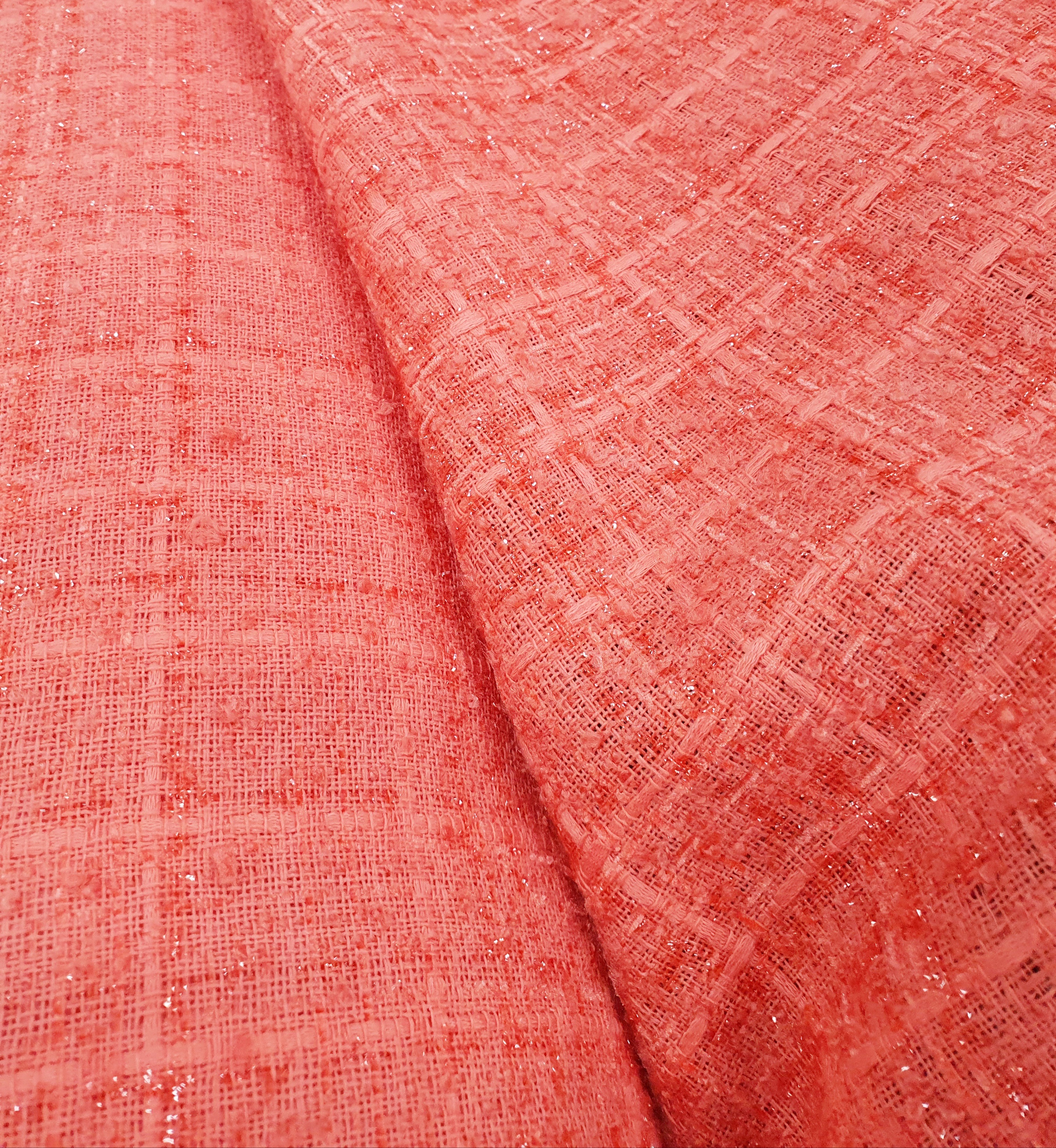 Chanelkostüümiriie korrallpunane, sädelusega, laius 148 cm.
