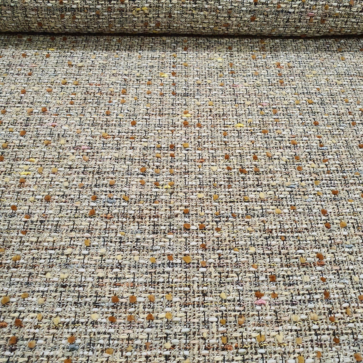 Chanelkostüümiriie, beezides toonides, laius 138cm.