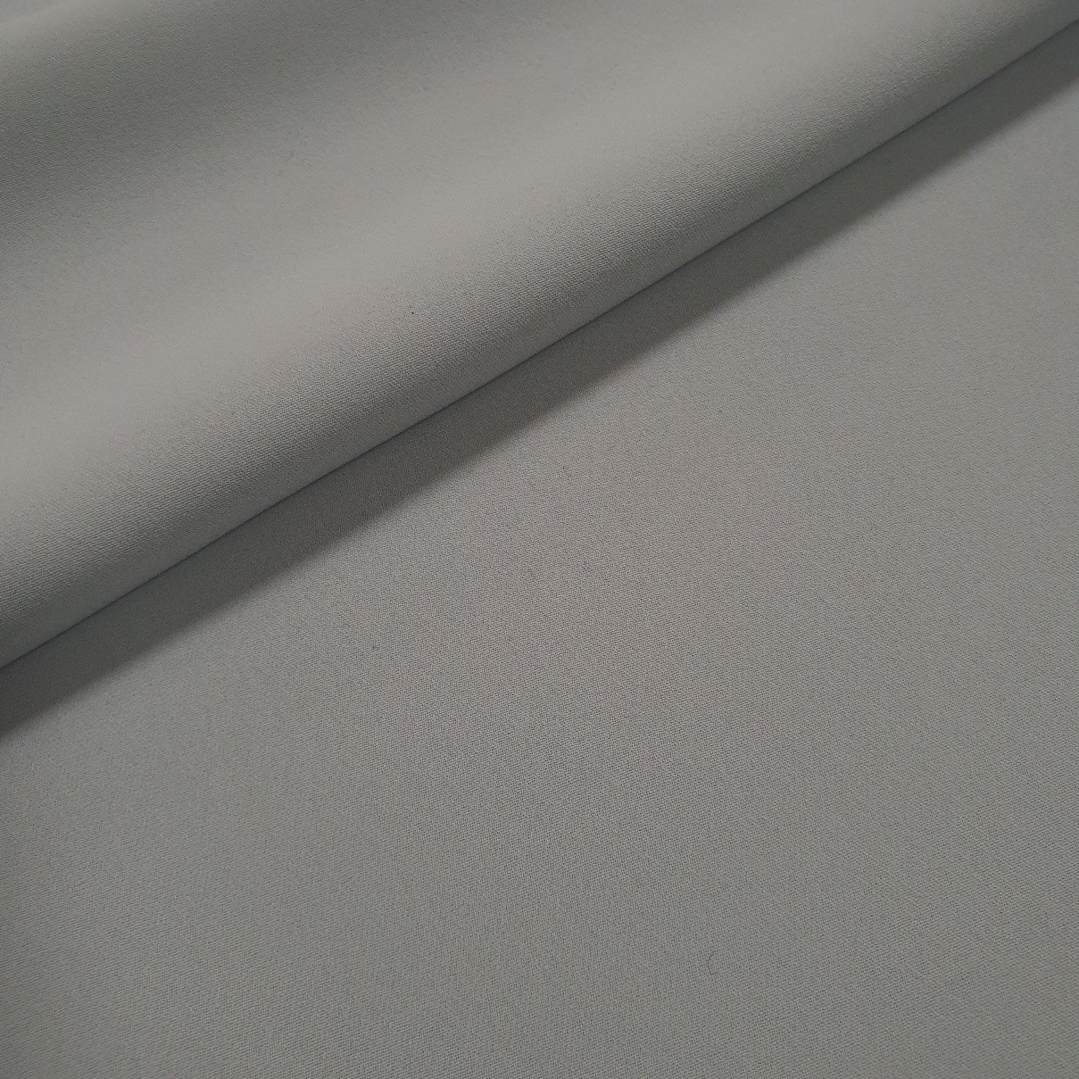 Kahekihiline, helehall, vormi hoidev kostüümiriie, (neopreeni moodi).