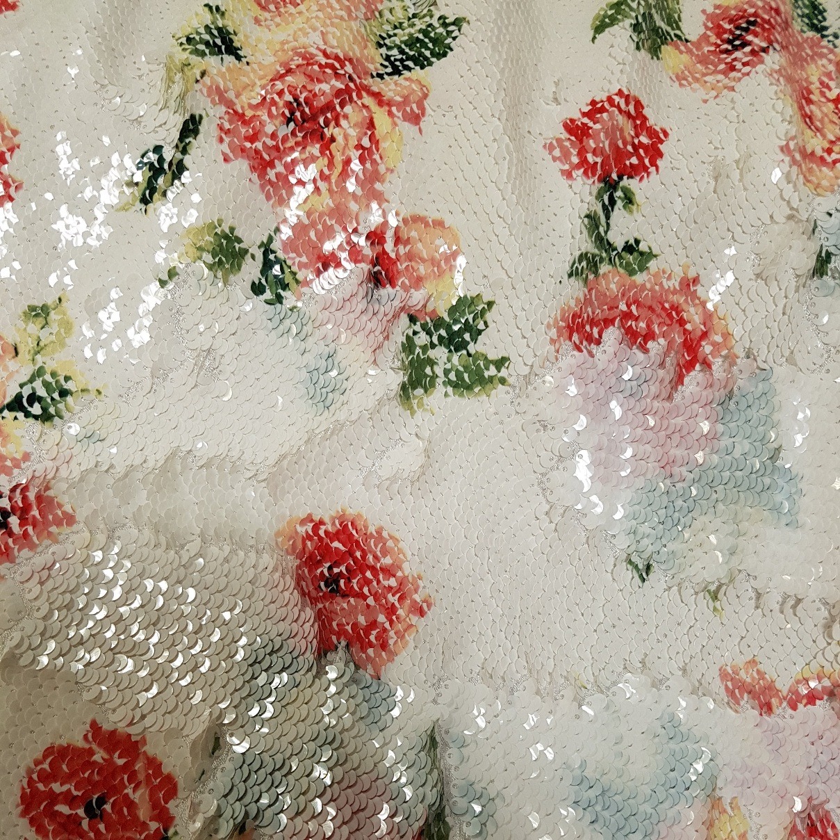 Litterkangas, valgel roosad lilled, laius 120cm.