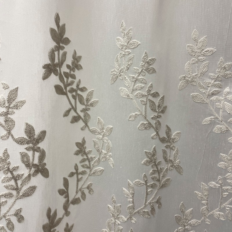 Päevakardinakangas tikitud portega CROWN-02, naturaalvalgel põhjal hall tikand, kõrgus295cm.